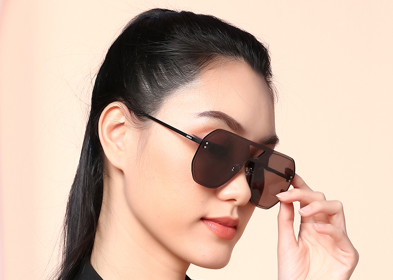 Chọn mắt kính có thiết kế phù hợp sẽ giúp tôn lên nét đẹp của bạn 